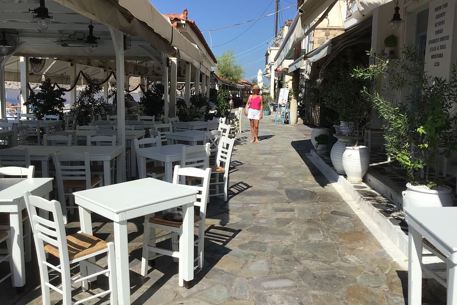 Sidewalk cafes Aegina
