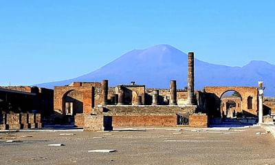 Is it possible to visit Pompeii as a day trip from Rome?