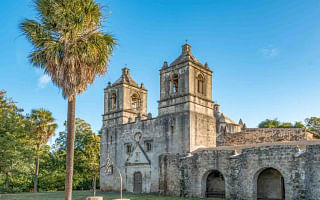 What are some popular day trips from major cities in Texas?